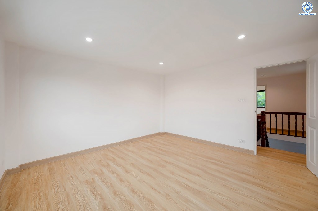 บ้านมือสองตกแต่งใหม่ พระปิ่น2 บรมราชชนนี เนื้อที่ 36.30 ตร.ว. ฟังก์ชัน 2 ห้องนอน 2 ห้องน้ำ เข้า-ออกได้สองเสั้นทาง โครงการติดถนนบรมราชชนนี เชื่อมต่อถนนศาลาธรรมสพน์ ใกล้ทางคู่ขนานลอยฟ้าบรมราชชนนี ใกล้จุดขึ้นทางด่วน "ศรีรัช" และห้างสรรพสินค้าเซ็นทรัลปิ่นเกล้า...